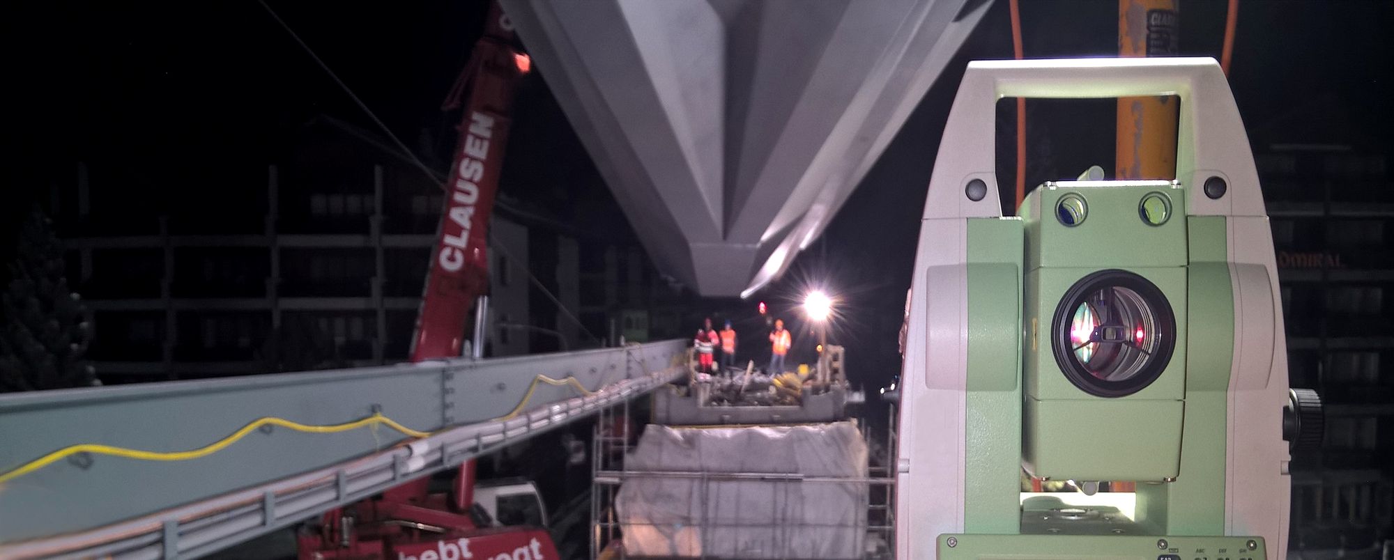 Tachymeter bei Nacht beim Einschub der neuen Getwingbrücke in Zermatt