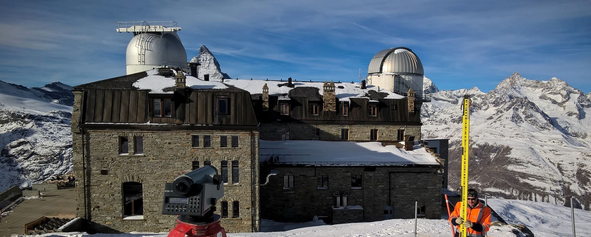 Präzisionsnivellement vor dem Kulmhotel Gornergrat