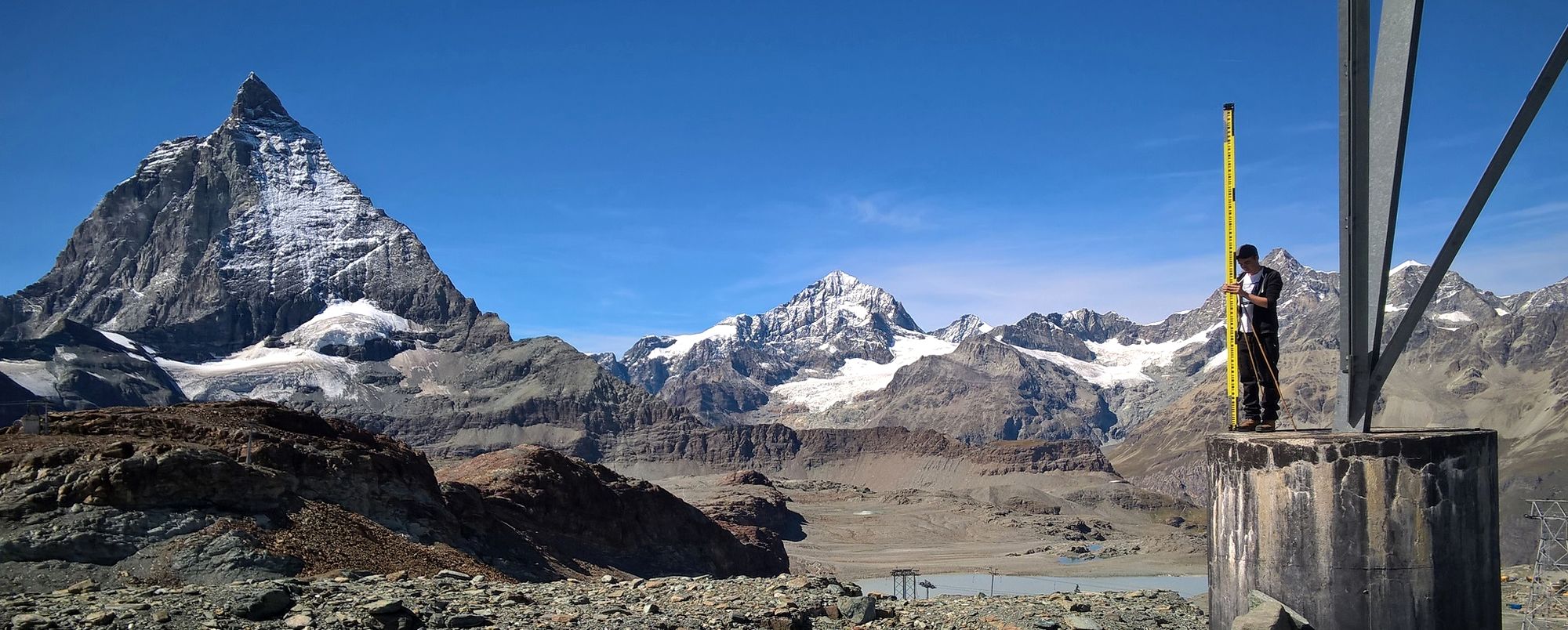 Nivellement an einer Stütze der Bahn Trockener Steg - Klein Matterhorn, im Hintergrund das Matterhorn