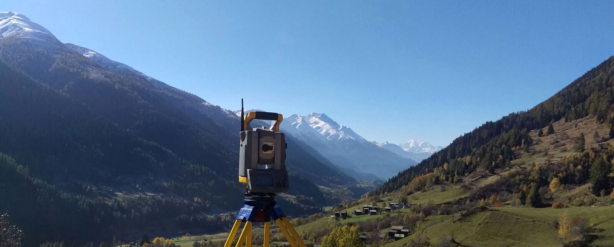 Tachymeter über einem Oberwalliser Seitental